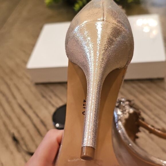 Elegant Gold T Strap Floral Heels Size 7 INC - Picture 12 of 16